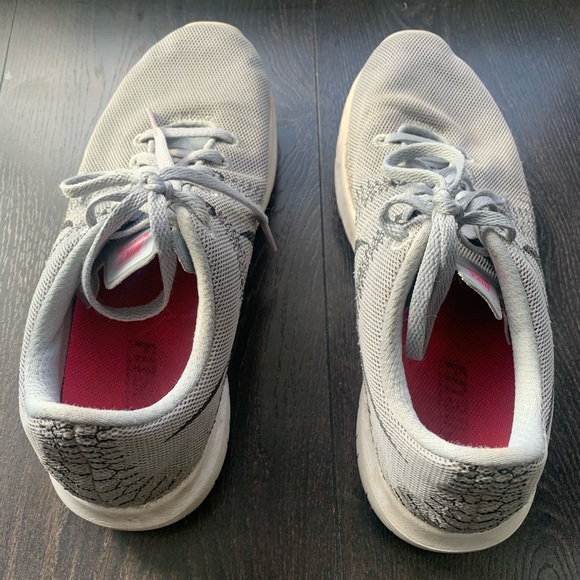 NIKE Fury running shoes in Wolf Grey. - Picture 3 of 4